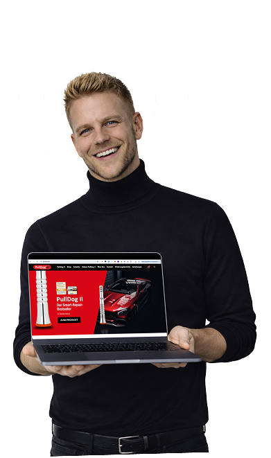 Alt:Lukas mit Laptop in der Hand, er zeigt einen Webshop.